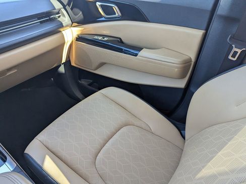 Used 2023 Kia Carnival EX image 14