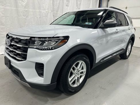 Used 2025 Ford Explorer Active image 3