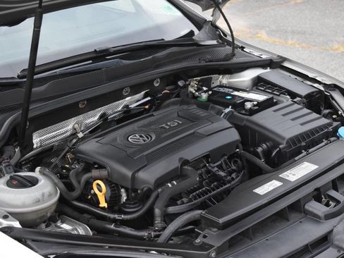 Used 2015 Volkswagen Golf S image 35