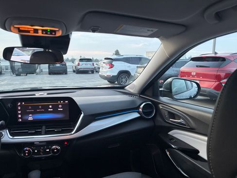 Used 2025 Chevrolet Trax LT image 33