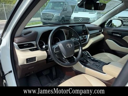 Used 2021 Toyota Highlander XLE AWD/4WD image 12