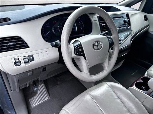 Used 2014 Toyota Sienna XLE FWD image 11