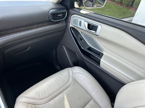 Used 2022 Ford Explorer Platinum w/ Technology Package image 16