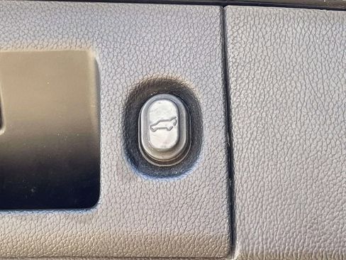 Used 2019 GMC Yukon SLT w/ Graphite Performance Edition image 9