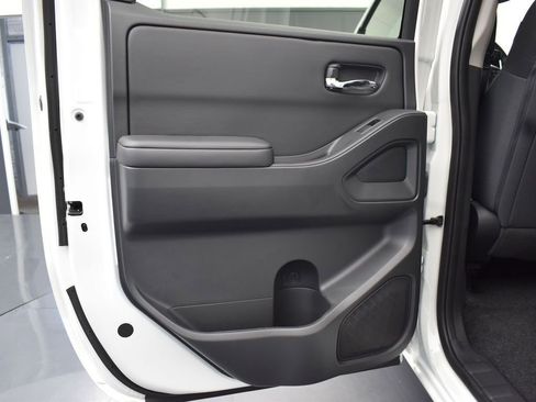 Used 2025 Nissan Frontier SV w/ Tow Package image 16