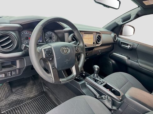 Used 2018 Toyota Tacoma TRD Sport image 7