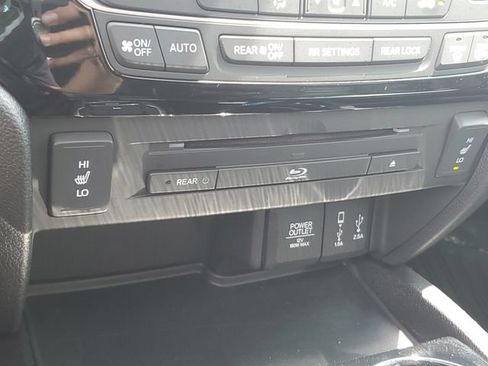 Used 2018 Honda Pilot Touring image 30
