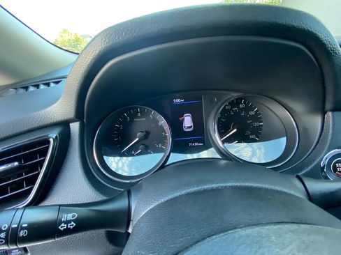 Used 2018 Nissan Rogue SV w/ Premium Package FWD image 13