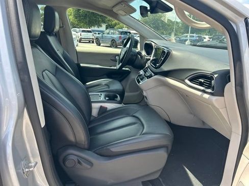 Used 2024 Chrysler Pacifica Touring-L FWD image 11