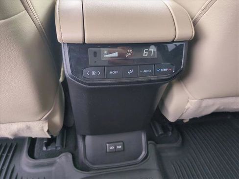 Used 2023 Toyota Highlander XLE image 17