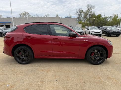 Used 2022 Alfa Romeo Stelvio Veloce AWD/4WD image 3