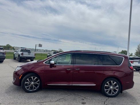 Used 2020 Chrysler Pacifica Limited w/ Tire & Wheel Group FWD image 6