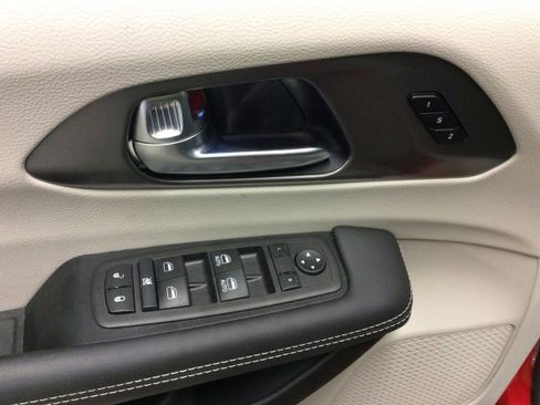 Used 2024 Chrysler Pacifica Touring-L image 13