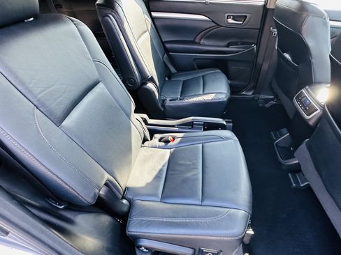 Used 2017 Toyota Highlander XLE AWD/4WD image 18
