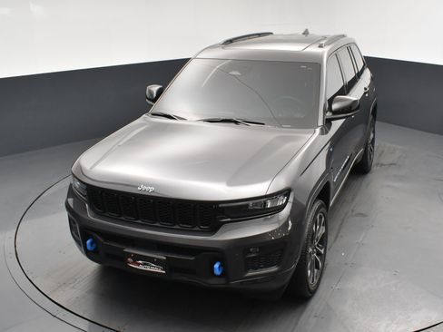 Used 2022 Jeep Grand Cherokee Overland w/ Luxury Tech Group IV AWD/4WD image 17