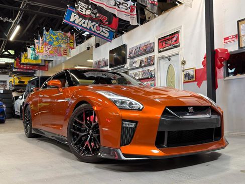 Used 2017 Nissan GT-R Premium w/ Premium Interior Package AWD/4WD image 1
