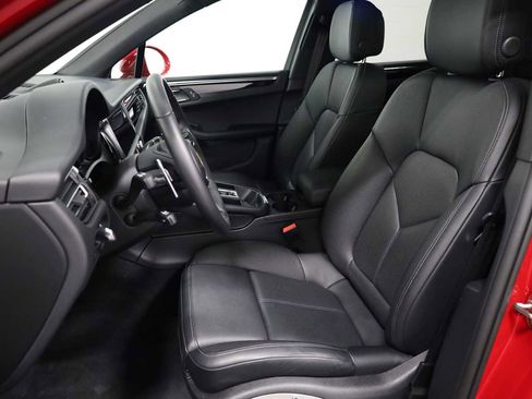 Certified 2025 Porsche Macan image 5