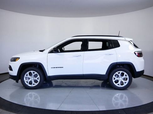 Used 2024 Jeep Compass Latitude image 14