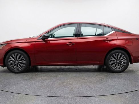 Used 2025 Nissan Altima 2.5 SV image 3