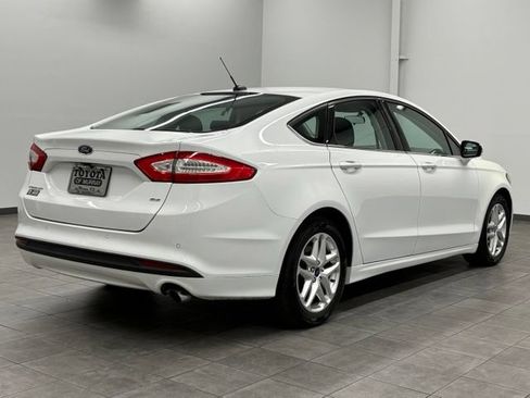 Used 2016 Ford Fusion SE FWD image 2