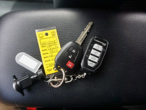 Used 2018 Toyota RAV4 LE image 27