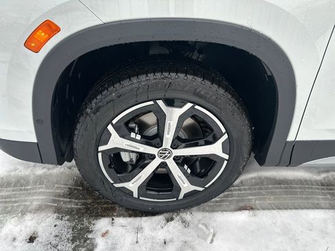 New 2026 Volkswagen Tiguan SE image 2