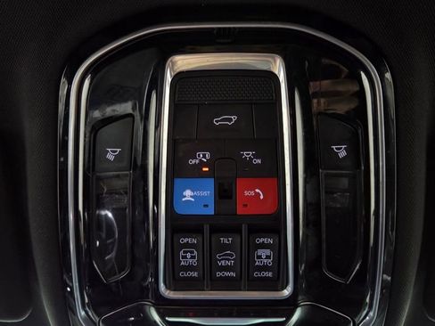 Used 2022 Jeep Grand Cherokee Overland w/ Luxury Tech Group IV image 30