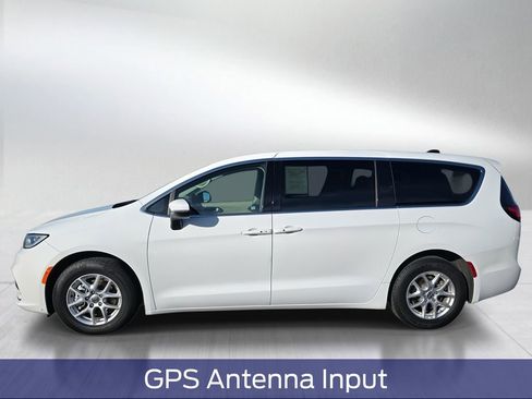 Used 2023 Chrysler Pacifica Touring-L FWD image 3
