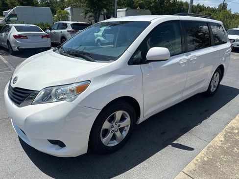 Used 2011 Toyota Sienna LE w/ Towing Pkg FWD image 3