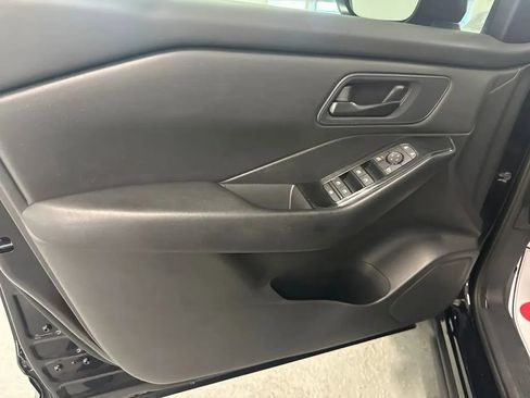 Used 2024 Nissan Rogue S FWD image 12
