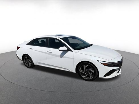 Used 2025 Hyundai Elantra SEL FWD image 2
