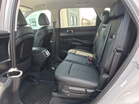 Used 2025 Kia Sorento S AWD/4WD image 9