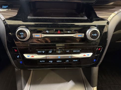 Used 2022 Ford Explorer Limited w/ Equipment Group 301A RWD image 20