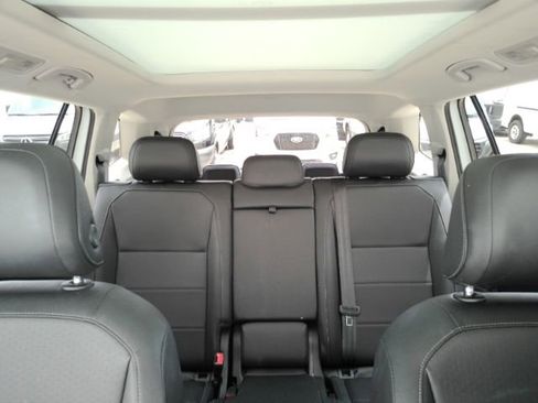 Used 2018 Volkswagen Tiguan SE w/ Panoramic Sunroof Package FWD image 32