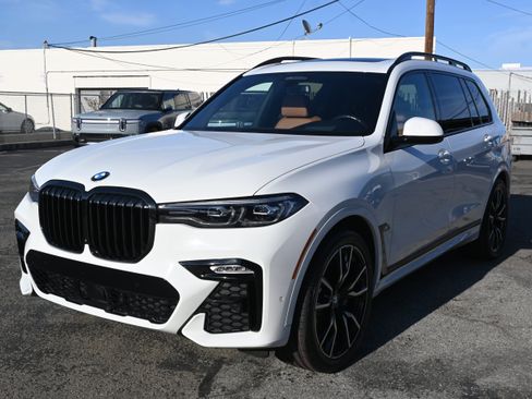 Used 2022 BMW X7 xDrive40i w/ M Sport Package AWD/4WD image 1