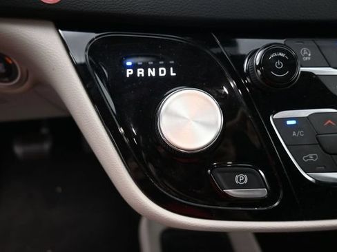 Used 2023 Chrysler Pacifica Touring-L FWD image 25