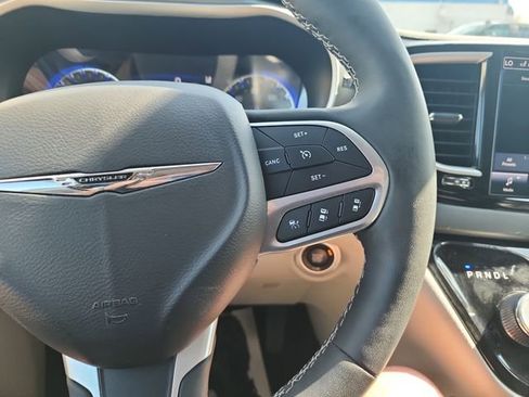 Used 2024 Chrysler Pacifica Touring-L FWD image 22
