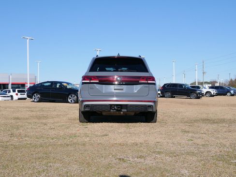 Used 2024 Volkswagen Atlas Peak Edition SE image 5