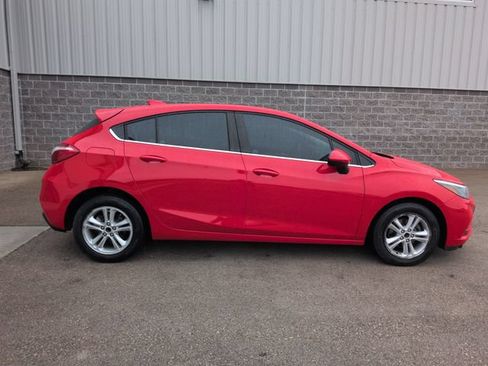 Used 2018 Chevrolet Cruze LT FWD image 2