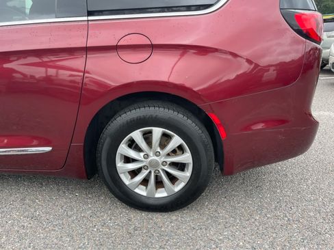Used 2017 Chrysler Pacifica Touring-L FWD image 8