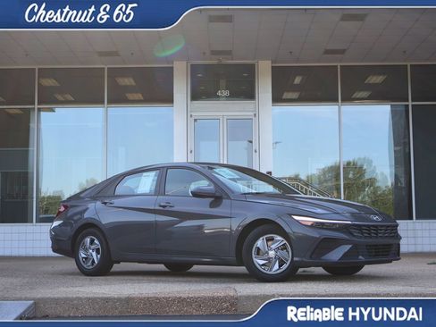 Certified 2024 Hyundai Elantra SE FWD image 2
