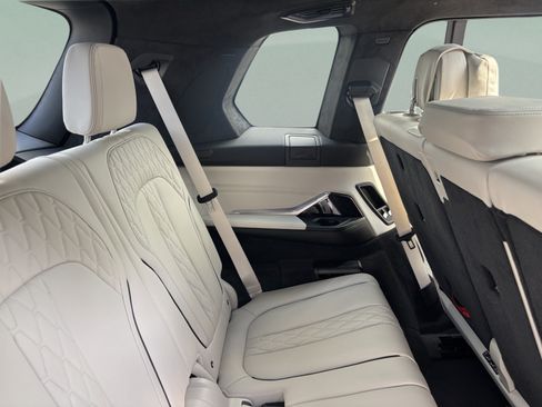 Used 2026 BMW X7 M60i AWD/4WD image 33