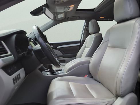 Used 2019 Toyota Highlander XLE image 15