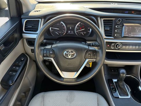 Used 2016 Toyota Highlander LE AWD/4WD image 12