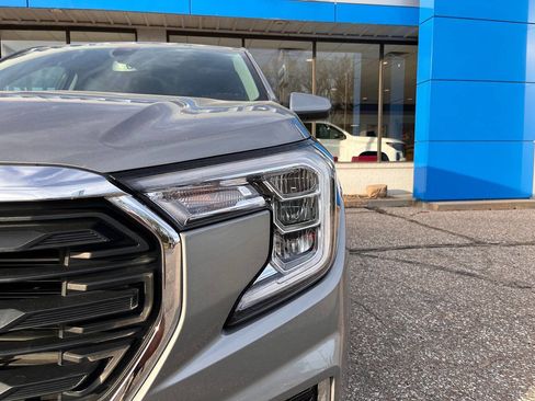 Used 2024 GMC Terrain SLE image 8