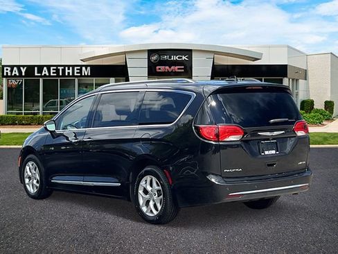 Used 2020 Chrysler Pacifica Limited FWD image 3