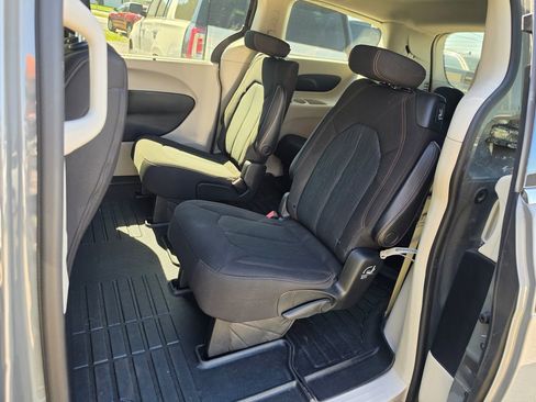 Used 2020 Chrysler Pacifica Touring w/ Advanced Safetytec Group FWD image 7