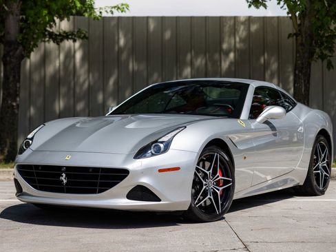 Used 2015 Ferrari California T image 2