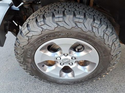 Used 2018 Jeep Wrangler Unlimited Sahara w/ Connectivity Group image 13