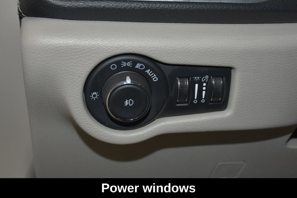 Used 2024 Chrysler Pacifica Limited FWD image 11